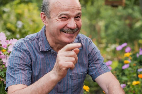 Lachende aantrekkelijke senior man direct kijken naar de camera en lachen — Stockfoto