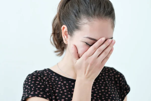 Verspielte schüchterne Frau versteckt Gesicht mit den Händen — Stockfoto