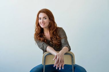 Kızıl saçlarını kapalı poz ile Kafkas kadın modeli