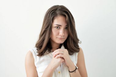 Genç kadın beyaz duvar izole poz karıştı.