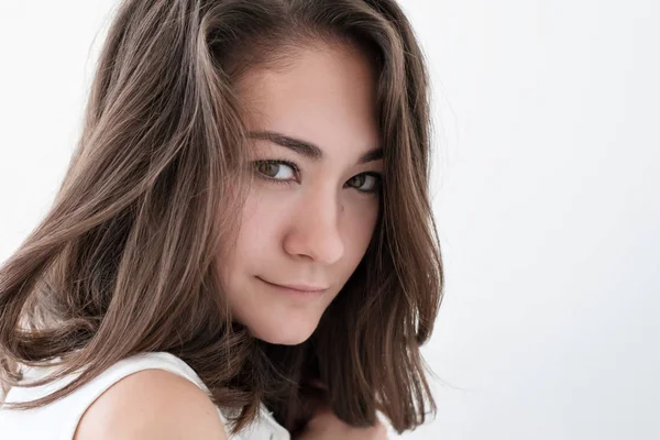 beyaz zemin üzerine genç kız portre