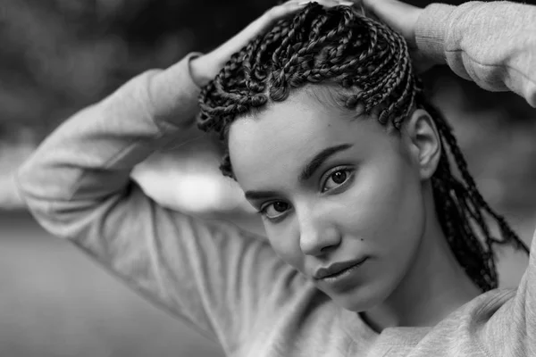 Sebuah potret hitam-putih seorang gadis cantik dengan kepang dilapisi . — Stok Foto