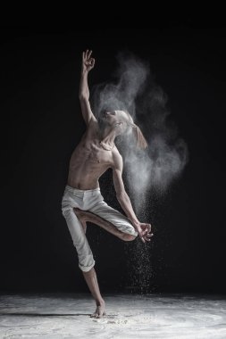 genç adam beyaz arka plan üzerinde Yoga uygulamak