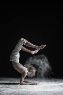 El denge asana vrischikasana yapan esnek yoga erkek.