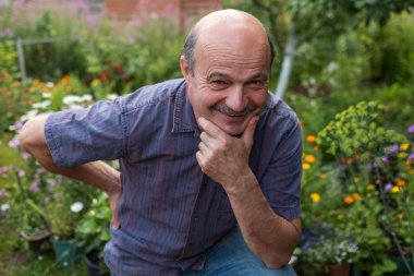 Yakışıklı beyaz bıyıklı adam olgunlaşması.