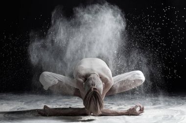 Pratik yoga, Garland egzersiz ileri bend, Malasaña poz varyasyonu ile oturan genç adam
