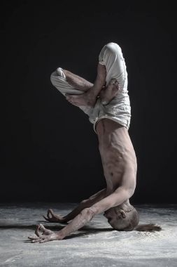 Esnek yoga adam Yoga shirshasana başı poz ayakta.