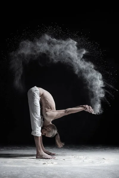 Flexibele yoga man in permanent naar voren vouwen uttanasana — Stockfoto