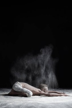 Esnek yoga adam uygulamaları yoga asana balasana çocuğun poz.