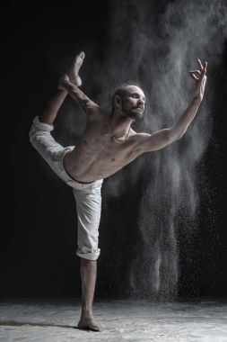 Esnek yoga adam uygulamaları yoga ya da pilates, Natarajasana gerçekleştirme