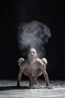 El denge asana brahmachariasana yapan esnek yoga erkek.