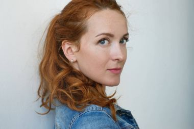 Güzel beyaz bir kadın Kızıl saçlı ve çilli görünümünü kapat