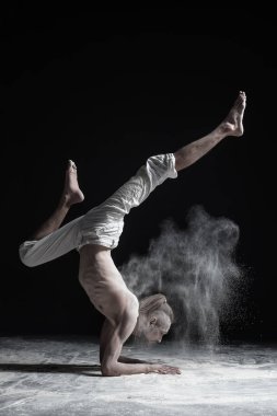 El denge asana vrischikasana yapan esnek yoga erkek.