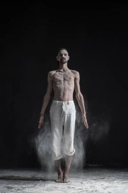 Sportif genç adam çalışma dışarı, yoga, pilates, fitness eğitimi, temel ayakta asana tadasana, dağ yoga duruş