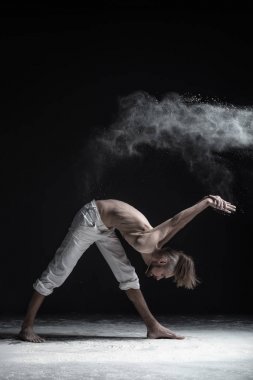 Pratik yoga, Parivrtta Parsvatanasana alıştırmada ayakta, çalışma dışarı genç çekici yogi adam