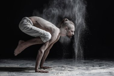 El denge asana brahmachariasana yapan esnek yoga erkek.