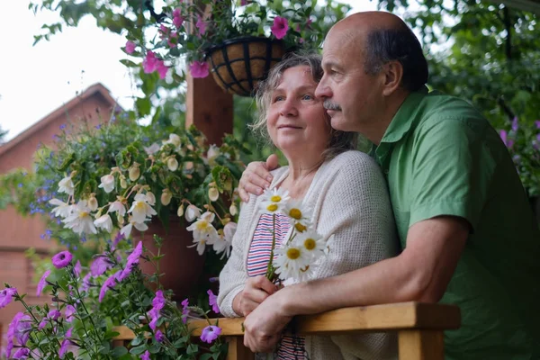 Vrolijke senior paar genieten van het leven op het platteland huis — Stockfoto