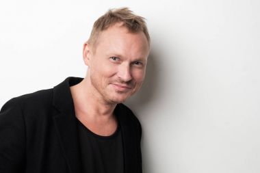 Beyaz arka plan siyah clothesstanding genç adam gülümseyen