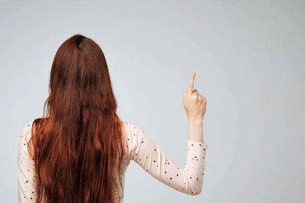 Arkasından uzun kızıl saçlı beyaz kadın ile boşaltmak — Stok fotoğraf