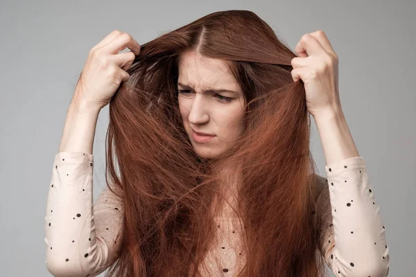 Bella donna caucasica che cerca di pettinare i capelli . — Foto Stock