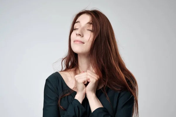 Retrato de una chica con el pelo largo y rojo . — Foto de Stock