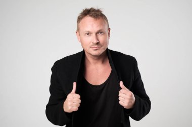 Beyaz arka plan siyah clothesstanding genç adam gülümseyen
