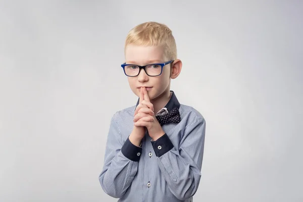 Caucasian teenager with blond hair and glasses thinking isolated on white background — Stock Photo, Image