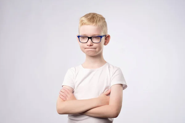 Hvid teenager med blondt hår og briller tænker isoleret på hvid baggrund - Stock-foto