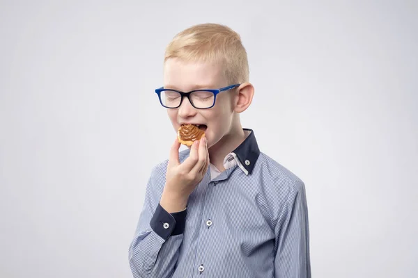 Guapo niño comiendo crema taza pastel . —  Fotos de Stock