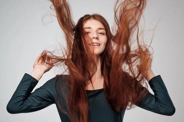 Kızıl saçlarını kapalı poz ile Kafkas kadın modeli