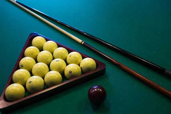Bolas brancas de bilhar russas, bola de taco, taco de madeira em uma grande mesa com pano verde — Fotografia de Stock