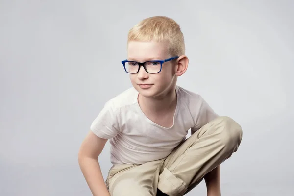 Portræt af ung blond dreng i briller - Stock-foto