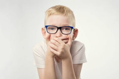 genç çocuk çocuk işareti el jest holding parmağını dudaklarına gösterir..