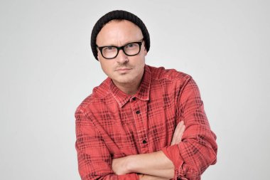 Kırmızı gömlek ayakta beyaz arka plan karşı genç adam gülümseyen