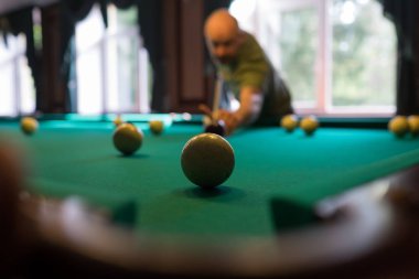 Genç adam oyun Bilardo kapalı. Boş zamanlarımda kumar üzerinde harcama