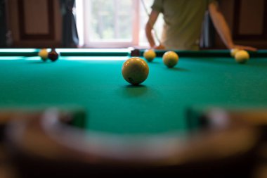 Beyaz arka plan siyah clothesstanding genç adam gülümseyen