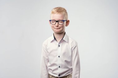 Beyaz çocuk gözleri ağrılar yüzünden kapanış diş ağrısı ile.