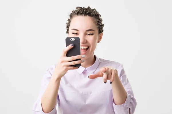 Kaukasische vrouw besteding van vrije tijd met behulp van een slimme telefoon. — Stockfoto