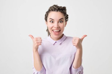 Mutlu genç Kafkas kadın beyaz arka plan üzerinde Yaşasın vererek