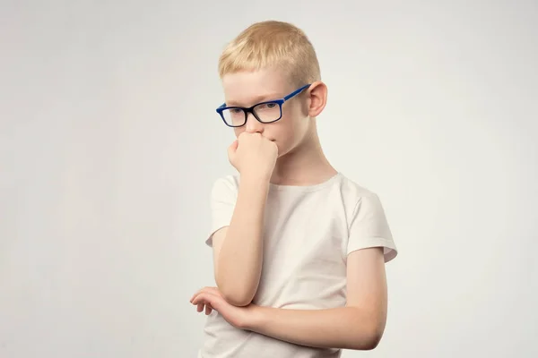 Kaukasiska tonåring med blont hår och glasögon tänker isolerad på vit bakgrund — Stockfoto