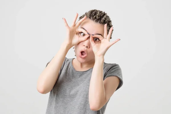 Retrato de menina caucasiana engraçado. Ela fez careta positiva com as mãos . — Fotografia de Stock