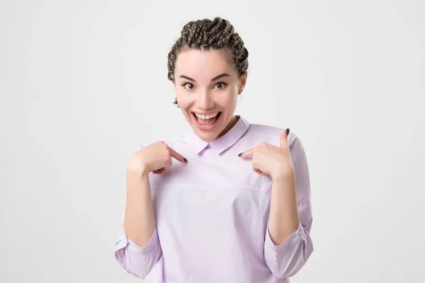 Mujer caucásica orgullosa de sí misma aislada en el fondo . —  Fotos de Stock