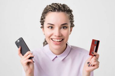 Mutlu beyaz Avrupalı genç bayan telefon ve kağıdı online sipariş yapım holding.