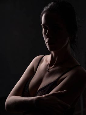 Siyah uzun saçlı Kafkas kadın portresi stüdyo.