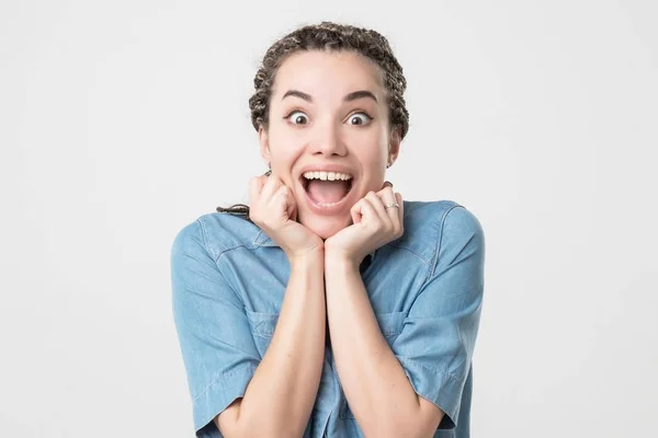 Delighted caucasian woman opening mouth in surprise. — Stock Photo, Image