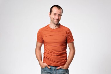 Cepler kollarında ile ayakta olgun beyaz erkek gülümseyen