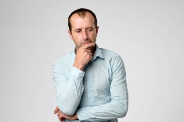Yüzündeki şüpheci duygu ile bakıyordu mavi tişörtlü beyaz adam.