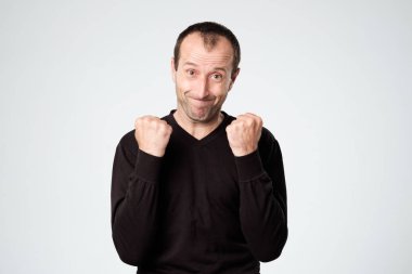 Caucasiasn mutlu adam gibi Evet diyerek elele