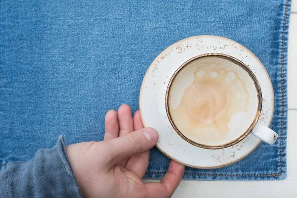 Uma xícara vazia de café em uma mesa de madeira . — Fotografia de Stock