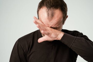 Beyaz adam çok üzgün.